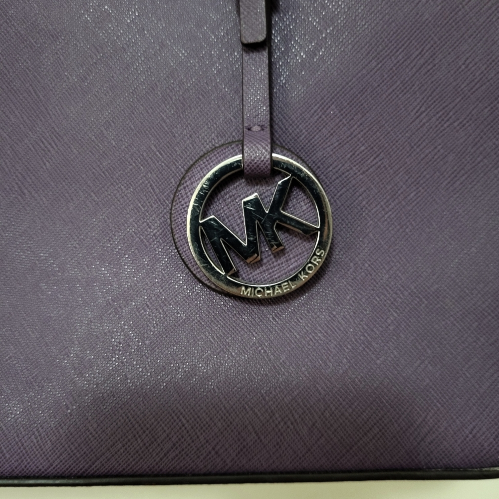 Chic MICHAEL KORS Leather Purple (Iris) Bag / Tote with Spacious Interior - Picture 3 of 13